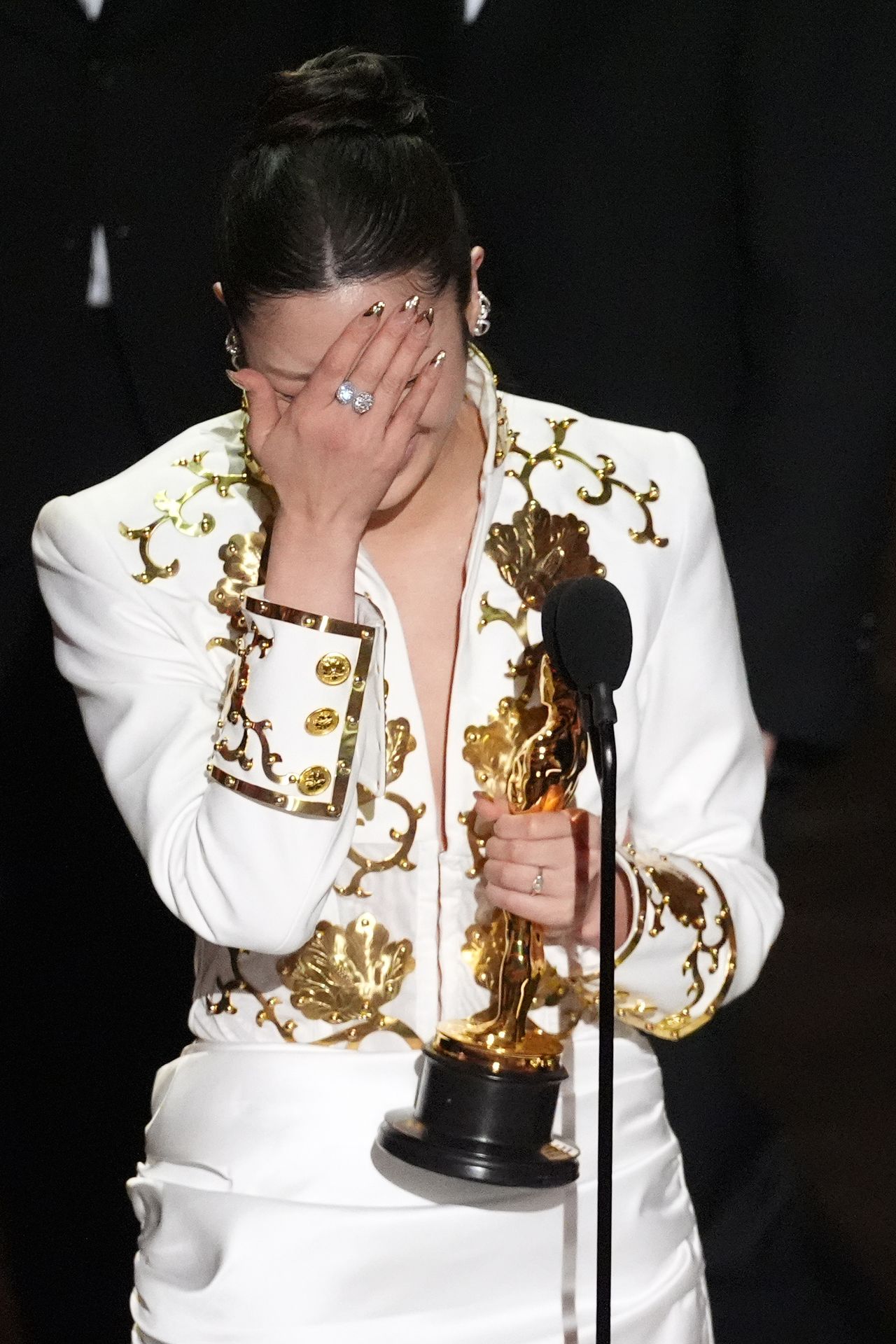 가수 이재가 15일(현지시간) 미국 로스앤젤레스 할리우드 돌비극장에서 열린 제98회 아카데미 시상식에서 넷플릭스 애니메이션 케이팝 데몬 헌터스 OST 골든으로 주제가상을 받은 뒤 수상 소감을 밝히고 있다. AP=연합뉴스