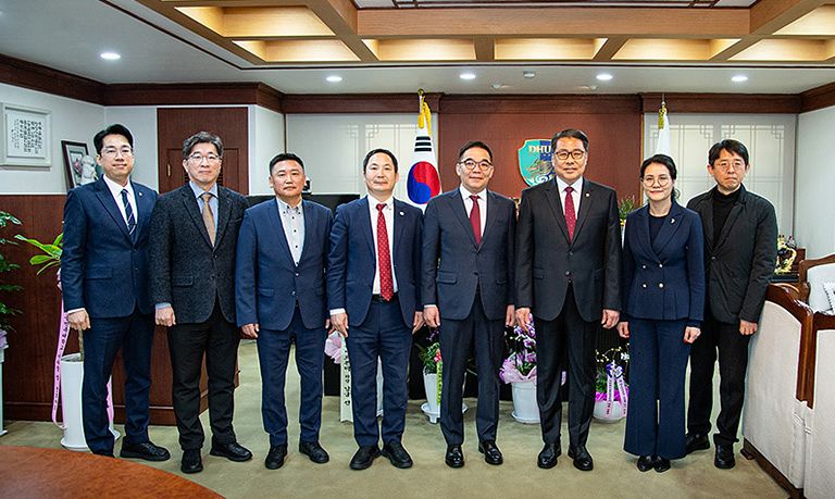 몽골 교육부와 몽골국립의대 대표단을 맞아 함께 기념촬영하는 대구한의대 변창훈 총장(오른쪽 셋째)과 대학 관계자.