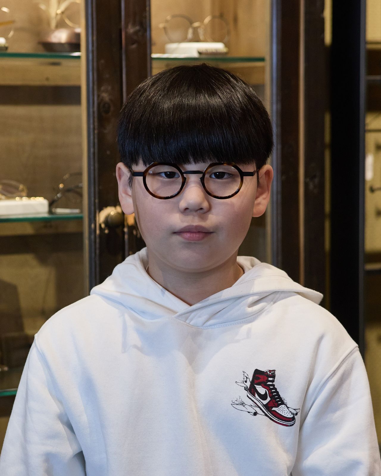 평범한 원형 검정테 안경을 쓰던 손지완 학생모델은 위 테두리의 각진 부분이 인상적인 갈색 뿔테를 추천받았다.