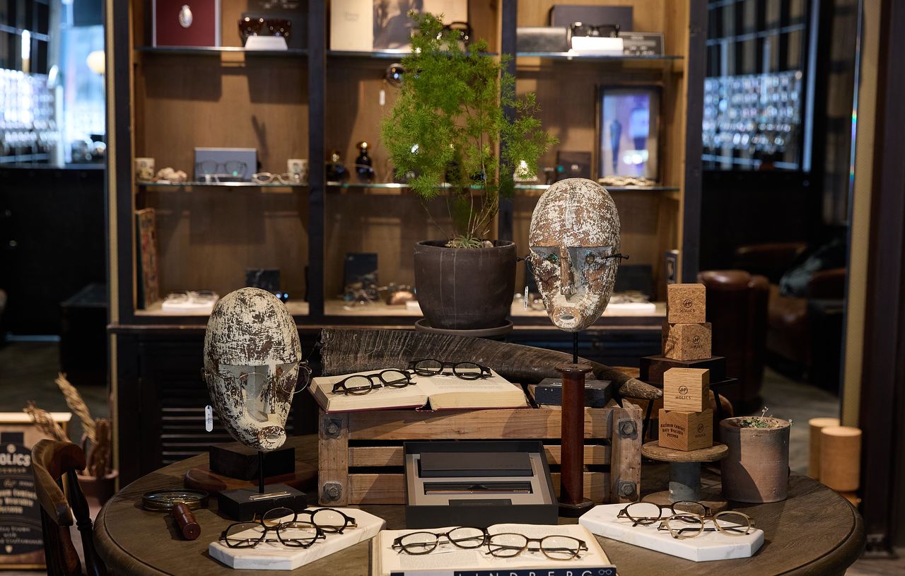 2003년 서울 강남구에 오픈한 아이웨어 편집숍 홀릭스 안경원.