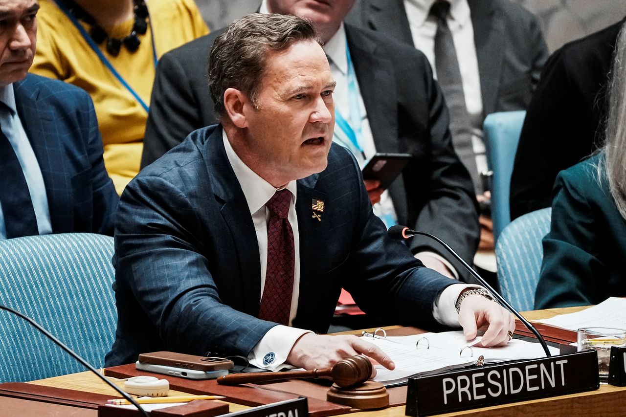 마이크 왈츠 주유엔 미국대사가 12일(현지시간) 뉴욕의 유엔본부에서 열린 이란 및 중동 정세 관련 제재 결의안 회의에서 발언하고 있다. 로이터=연합뉴스