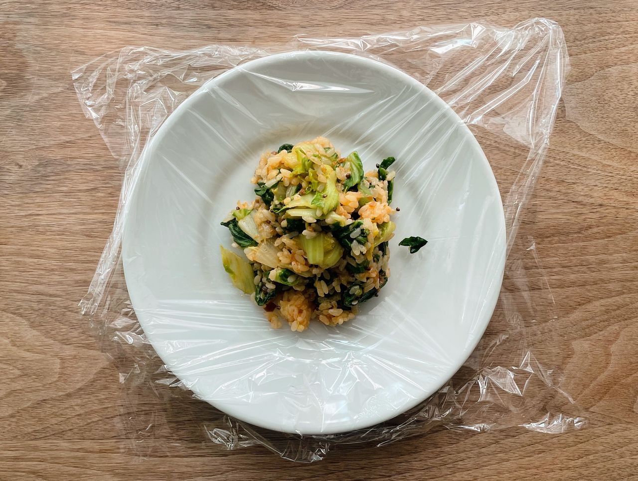 주먹밥의 주인공인 봄동은 데친 후 얼음물에 식힌 후 한입 크기로 썰어 다른 재료들과 잘 섞어준다. 사진 김희경