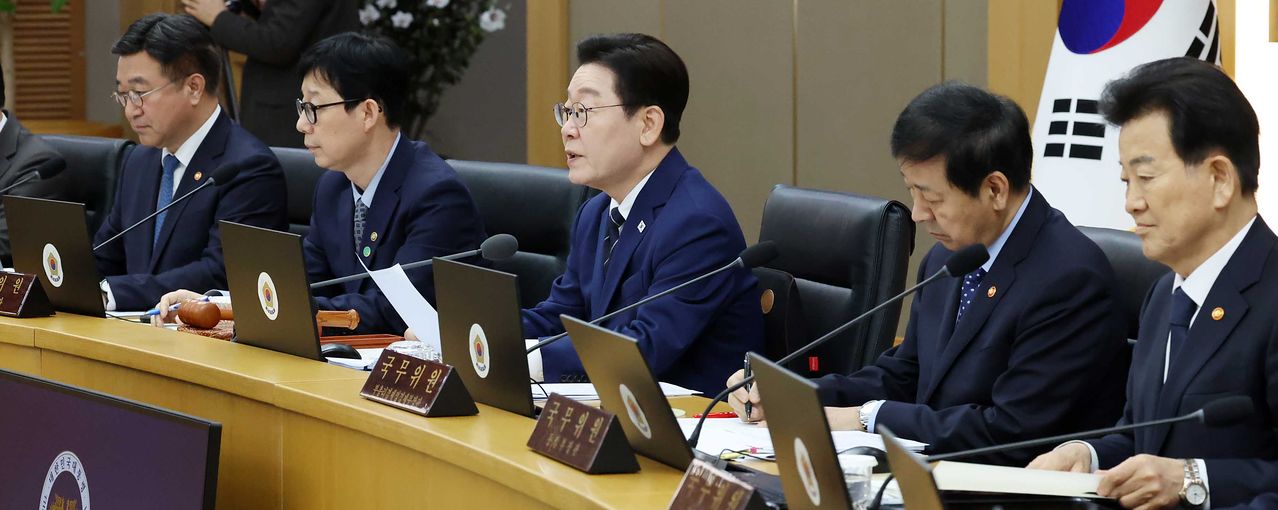 이재명 대통령이 17일 정부세종청사 국무회의실에서 열린 제10회 국무회의에서 발언을 하고 있다. 청와대사진기자단