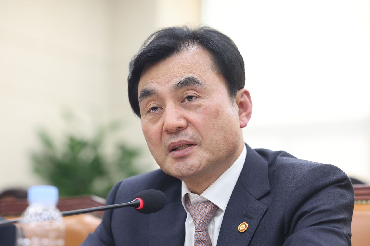 안규백 국방부 장관이 17일 서울 여의도 국회에서 국방위원회 전체회의에서 의원 질의에 답변하고 있다. 뉴스1