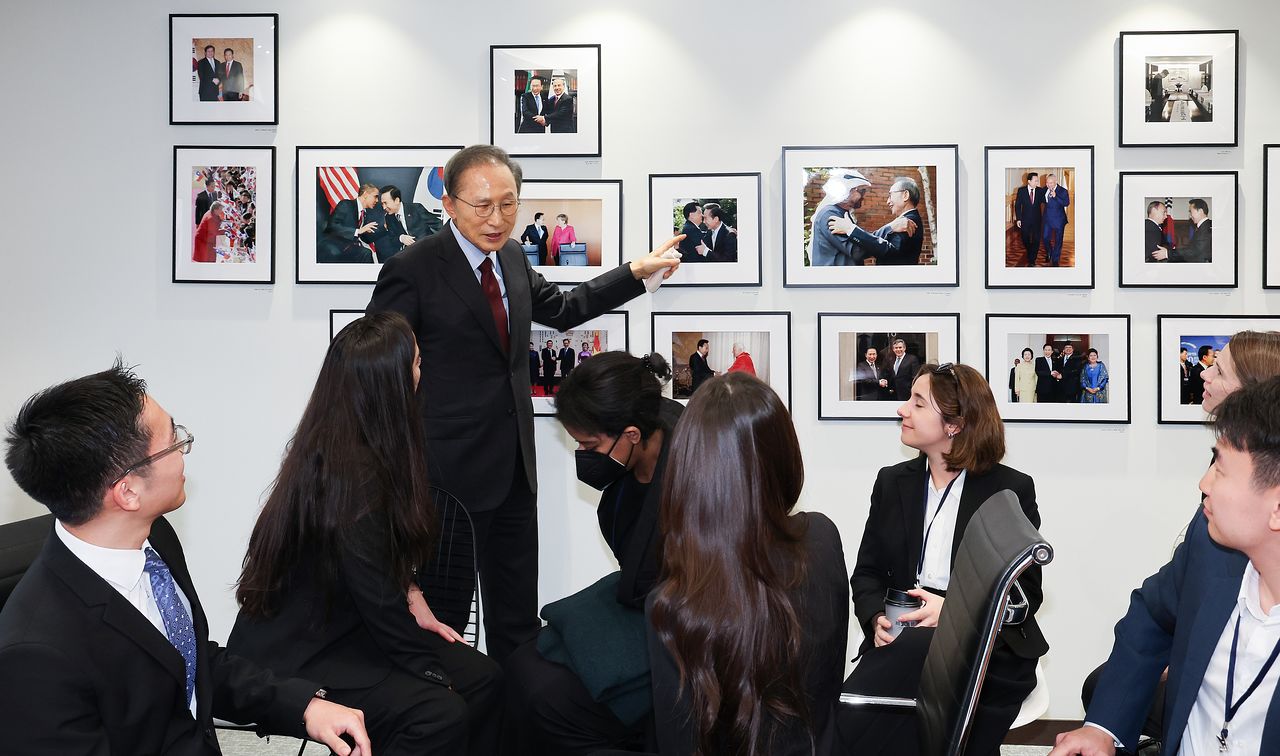이명박 전 대통령이 17일 오후 서울 서초동 사무실에서 하버드 공공정책행정대학원 케네디스쿨 대학원생들과 면담했다. 이날 이 전 대통령이 대통령 재임 시절 사진을 보며 이야기하고 있다. 우상조 기자