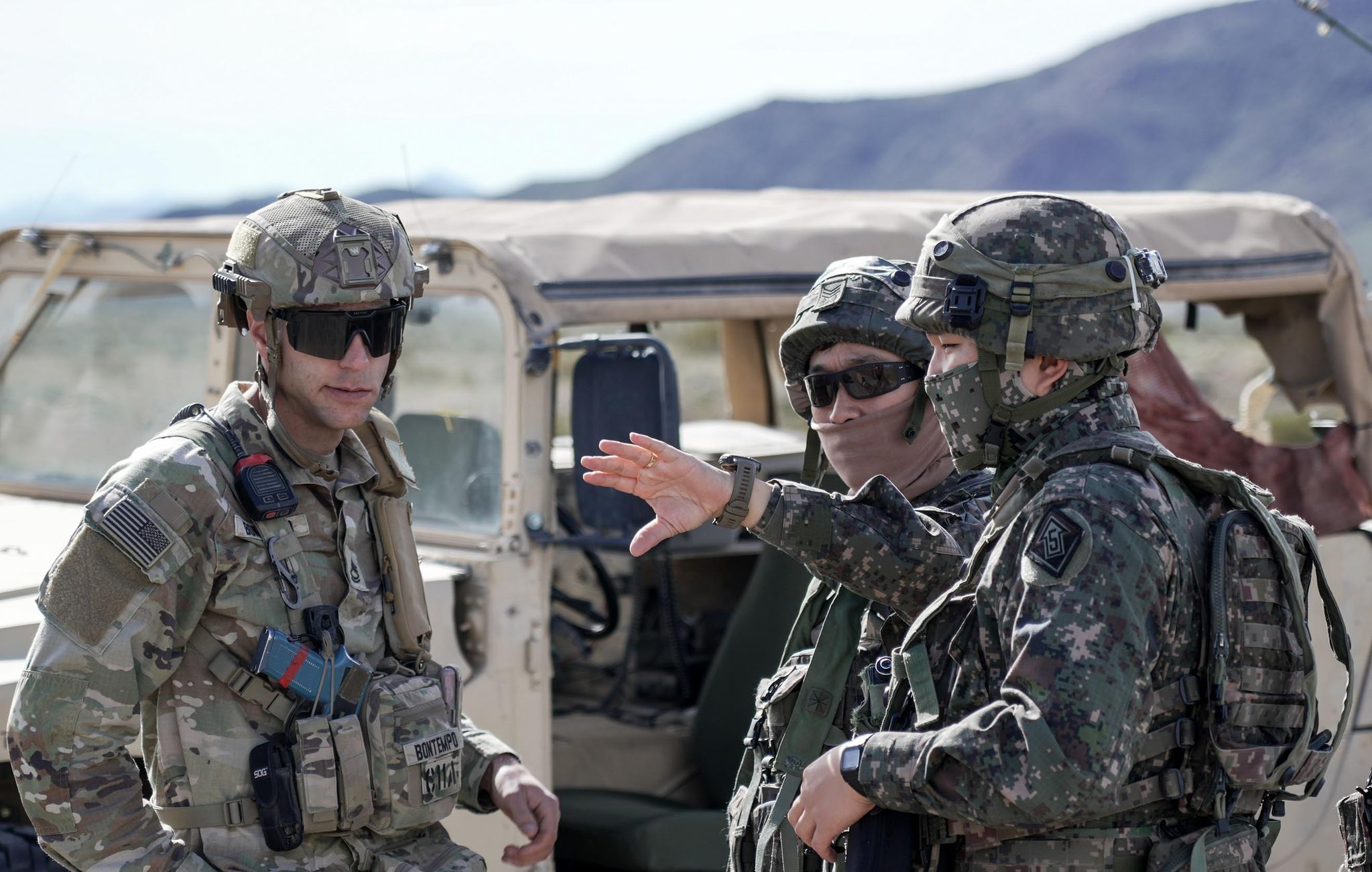 한미 장병이 임무 수행절차에 대해 토의하고 있다. 사진 육군