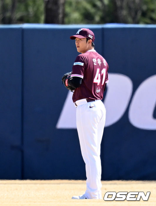 [OSEN=이천, 이대선 기자] 13일 경기도 이천 베어스파크에서 ‘2026 신한 SOL KBO리그’ 시범경기 두산 베어스와 키움 히어로즈의 경기가 열렸다.시범경기는12일부터24일까지 진행되며, 각 팀이 12경기씩 치러 총 60경기가 펼쳐질 예정이다.경기에 앞서 키움 안우진이 캐치볼을 하고 있다. 2026.03.13 /sunday@osen.co.kr