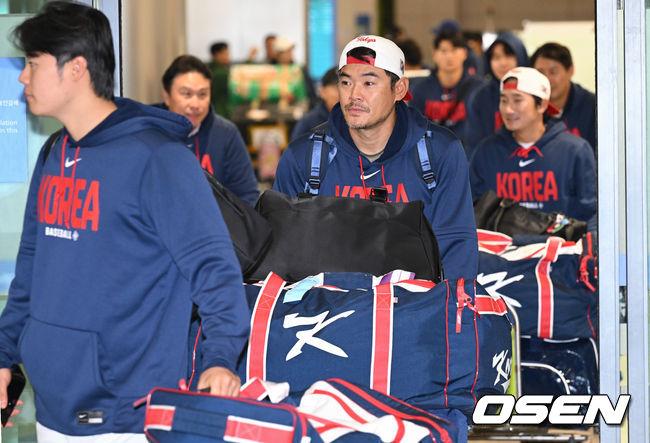 [OSEN=인천공항, 조은정 기자]월드베이스볼클래식(WBC)에 출전한 한국대표팀이 16일 인천국제공항을 통해 마이애미에서 귀국했다. 야구 대표팀 노경은이 입국장을 나서고 있다. 2026.03.16 /cej@osen.co.kr