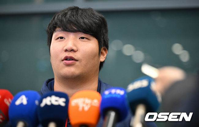 [OSEN=인천공항, 조은정 기자]월드베이스볼클래식(WBC)에 출전한 한국대표팀이 16일 인천국제공항을 통해 마이애미에서 귀국했다. 야구 대표팀 문보경이 인터뷰를 하고 있다. 2026.03.16 /cej@osen.co.kr