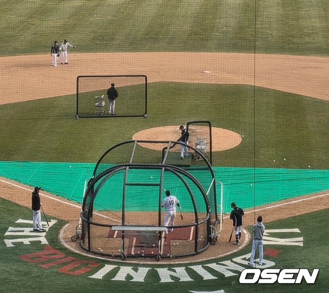 [OSEN=수원, 이후광 기자] KT 위즈 김현수가 경기 후 특타 훈련을 실시하고 있다. / backlight@osen.co.kr