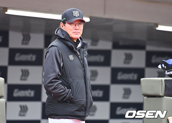 [OSEN=부산, 이석우 기자] 12일 부산 사직야구장에서 2026 신한 SOL KBO 리그 롯데 자이언츠와 KT 위즈의 시범경기가 열렸다. 이날 부산 사직과 이천, 대전, 광주, 마산 5개구장에서 막을 올렸다.KT 위즈 이강철 감독이 경기에 나서고 있다. 2026.03.12 / foto0307@osen.co.kr