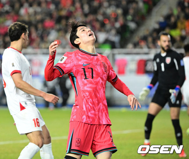 [OSEN=수원, 지형준 기자] 25일 오후 수원월드컵경기장에서 2026 국제축구연맹(FIFA) 북중미 월드컵 아시아지역 3차 예선 B조 8차전 한국과 요르단의 경기가 열렸다.현재 4승 3무(승점 15)로 무패 행진 중이지만, 아직 방심할 수 없는 상황이다. 10차전 쿠웨이트전(홈) 이전에 월드컵 본선 진출을 확정하려면 8차전 요르단전 승리 후 9차전 이라크전(원정)까지 이겨야 한다.후반 대한민국 양민혁이 크로스가 수비에 걸리자 아쉬워하고 있다. 2025.03.25 / jpnews@osen.co.kr
