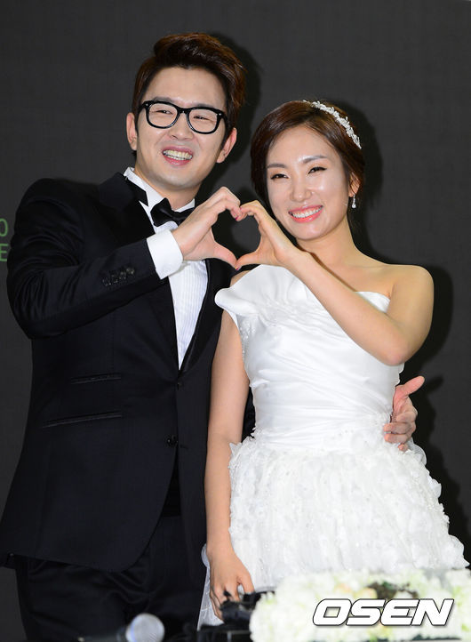 [OSEN=곽영래 기자] 22일 오후 서울 여의도 63시티에서 진행된 윤형빈·정경미 결혼식 기자회견에서 윤형빈과 정경미가 포토타임을 갖고 있다.윤형빈·정경미 결혼식은 이경규의 주례 아래 1부 사회는 이윤석이, 2부 사회는 변기수와 박휘순이 맡았다. 축가는 동료 연예인들이 담당할 예정이다. 두 사람은 KBS 공채 20기 개그맨 동기로 처음 만나 지난 2006년 연인으로 발전한 연예계 공식 커플. 윤형빈은 지난해 말 KBS 2TV '개그콘서트' 녹화 중 '희극 배우들' 코너에 깜짝 출연해 정경미와 7년 열애 끝 결혼을 발표했다.윤형빈·정경미는 개그맨 1호 부부 최양락·팽현숙과 김학래 ·임미숙, 이봉원·박미선, 박준형·김지혜, 김원효·심진화 커플에 이어 개그맨 부부 명단에 이름을 올리게 됐다. / youngrae@osen.co.kr