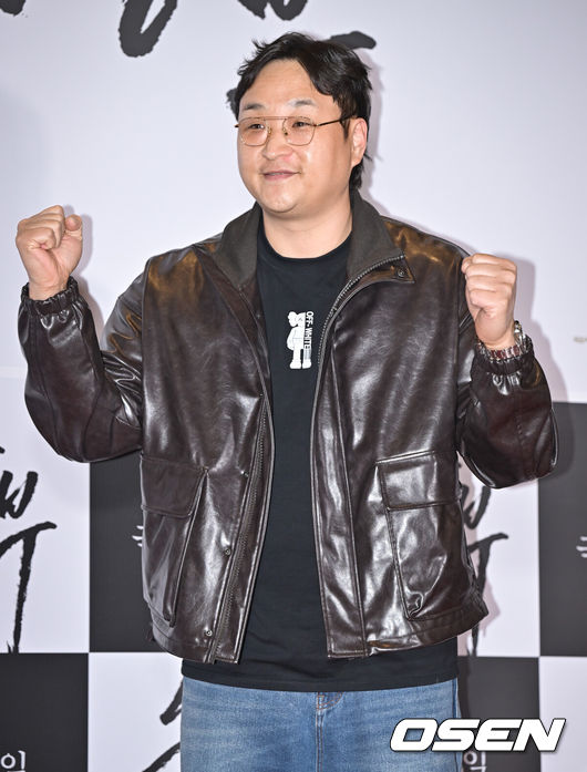 [OSEN=조은정 기자]19일 오후 서울 용산구 한강대로 CGV 용산아이파크몰에서 영화 '승부' VIP 시사회 포토월 행사가 열렸다.영화 '승부'는 대한민국 최고의 바둑 레전드 조훈현(이병헌 분)이 제자와의 대결에서 패한 후 타고난 승부사 기질로 다시 한번 정상에 도전하는 이야기를 그린다.배우 구성환이 포즈를 취하고 있다. 2025.03.19 /cej@osen.co.kr