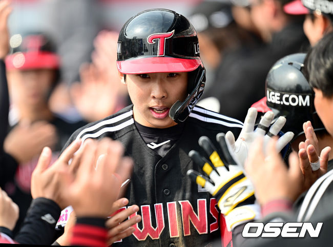 [OSEN=수원, 최규한 기자] 16일 경기도 수원 KT위즈파크에서 ‘2026 신한 SOL KBO리그’ 시범경기 KT 위즈와 LG 트윈스의 경기가 열린다.홈팀 KT는 권성준, 방문팀 LG는 라클란 웰스를 선발 투수로 내세웠다.6회초 무사 2루 상황 LG 추세현이 달아나는 좌월 투런포를 날리고 더그아웃 동료들의 축하를 받고 있다. 2026.03.16 / dreamer@osen.co.kr