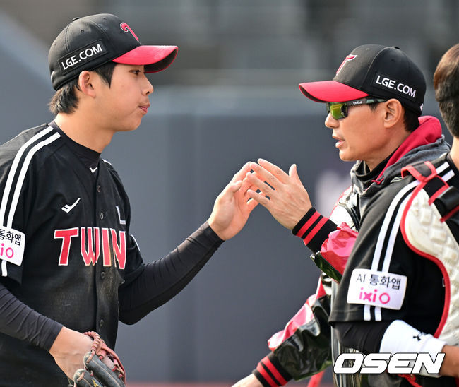 [OSEN=수원, 최규한 기자] 16일 경기도 수원 KT위즈파크에서 ‘2026 신한 SOL KBO리그’ 시범경기 KT 위즈와 LG 트윈스의 경기가 열렸다.이날 경기는 방문팀 LG가 5-3으로 승리했다.경기를 마치고 LG 염경엽 감독과 추세현이 인사를 나누고 있다. 2026.03.16 / dreamer@osen.co.kr