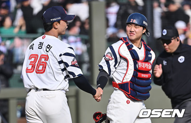 [OSEN=부산, 이석우 기자] 14일 부산 사직야구장에서 2026 신한 SOL KBO 리그 롯데 자이언츠와 LG 트윈스의 시범경기가 열렸다. 홈팀 롯데는 로드리게스가, 방문팀 LG는 임찬규가 선발 출전했다.롯데 자이언츠 박정민과 손성빈이 5-3으로 승리한 후 기쁨을 나누고 있다. 2026.03.14 / foto0307@osen.co.kr
