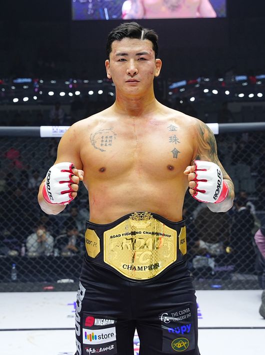 ‘로드FC두 체급 챔피언’김태인(33,로드FC김태인짐)이 부상을 이겨내고 타이틀 방어에 성공했다. / 로드FC