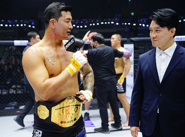 ‘로드FC두 체급 챔피언’김태인(33,로드FC김태인짐)이 부상을 이겨내고 타이틀 방어에 성공했다. / 로드FC