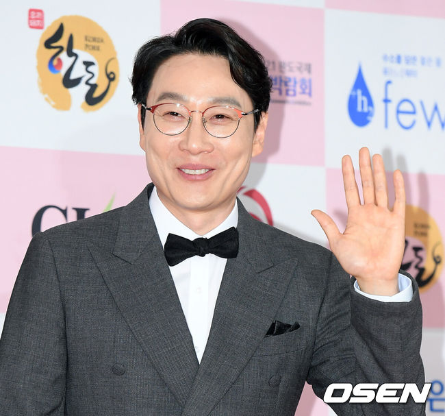 [OSEN=조은정 기자]3일 오후 서울 광진구 그랜드 워커힐 서울에서 제 56회 대종상 영화제(2020) 레드카펫 행사가 열렸다.방송인 이휘재가 포즈를 취하며 레드카펫을 밟고 있다. /cej@osen.co.kr