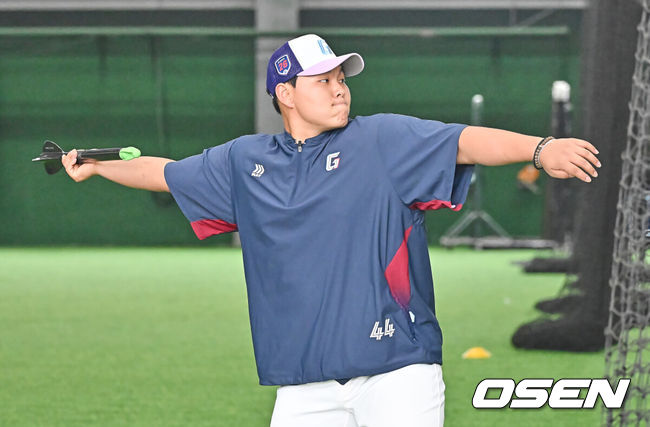 [OSEN=타이난(대만) , 이석우 기자] 프로야구 롯데 자이언츠가 1일(한국시간) 대만 타이난 아시아-태평양 국제야구센터에 스프링캠프를 차리고 구슬땀을 흘렸다.김태형 감독 등코치진과 투수20명,포수5명,내야수9명,외야수7명 등 총41명의 선수단이 1월 20일까지 1차 캠프에서 체력 강화와 기술 훈련을 치른 뒤 21일부터 3월 5일까지 일본 미야자키로 옮겨 2차 캠프에서 구춘리그에 참가해 실전 감각을 점검한다.롯데 박진이 미사일 닮은 창을 던지고 있다. 2026.02.01 / foto0307@osen.co.kr