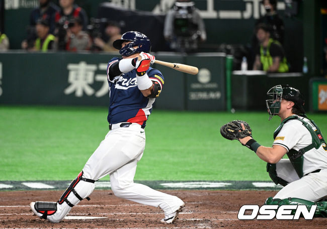 [OSEN=도쿄(일본), 손용호 기자] 9일 일본 도쿄돔에서 월드베이스볼클래식(WBC) 조별리그 C조 한국과 호주의 경기가열렸다.C조는 일본이 3승으로 조 1위를 확정, 8강에 진출했다. 호주가 2승 1패, 대만이 2승 2패, 한국이 1승 2패, 체코는 3패다.한국 WBC 대표팀이 8강에 진출하려면 호주에 2점 이하로 실점하면서 5점 차 이상으로 승리해야만 한다.6회초 1사에서 한국 박동원이 좌월 2루타를 치고 있다. 2026.03.09/spjj@osen.co.kr