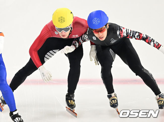 [OSEN=목동, 김성락 기자] 9일 오전 서울 양천구 목동 실내빙사장에서 ‘2025/26 시즌 쇼트트랙 국가대표 1차 선발대회’가 열렸다.국가대표 1, 2차 선발대회는 대회별 개인종목 500m와 1000m, 1500m의 3개 종목별 순위 점수를 합산하여 종합순위를 결정하는 방식으로 진행된다. 1차 대회 남녀 각 상위 24명이 2차 선발대회에 진출하며, 두 대회의 종합 점수를 합산하여 2025-26시즌 국제빙상경기연맹(ISU) 쇼트트랙 월드투어 시리즈와 세계선수권대회, 2026 밀라노-코르티나 담페초 동계올림픽에 출전할 최종 쇼트트랙 국가대표 선수를 선발한다.남자 1000M 준준결승 황대헌(강원도청), 박지원(서울시청)이 충돌하고 있다. 황대헌은 페널티 코드 S1(직선주로에서 아웃에서 인으로 레인 변경)으로 실격, 박지원은 어드밴티지를 받아 준결승으로 올랐다. 2025.04.09 / ksl0919@osen.co.kr