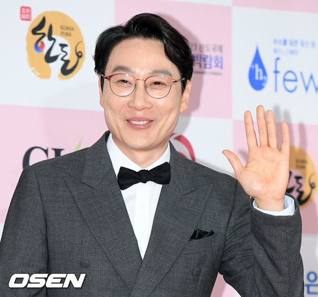 [OSEN=조은정 기자]3일 오후 서울 광진구 그랜드 워커힐 서울에서 제 56회 대종상 영화제(2020) 레드카펫 행사가 열렸다.방송인 이휘재가 포즈를 취하며 레드카펫을 밟고 있다. /cej@osen.co.kr