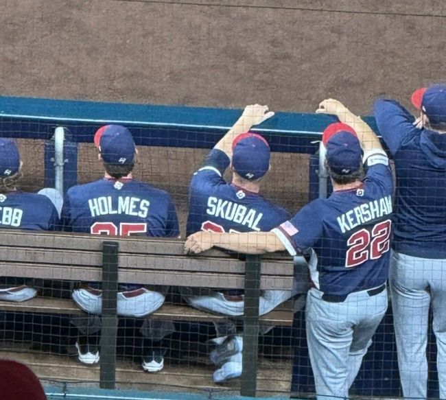 타릭 스쿠발이 미국-도미니카공화국의 4강전 때 미국 더그아웃에 앉아서 응원하고 있다. / 온라인 커뮤니티 캡처