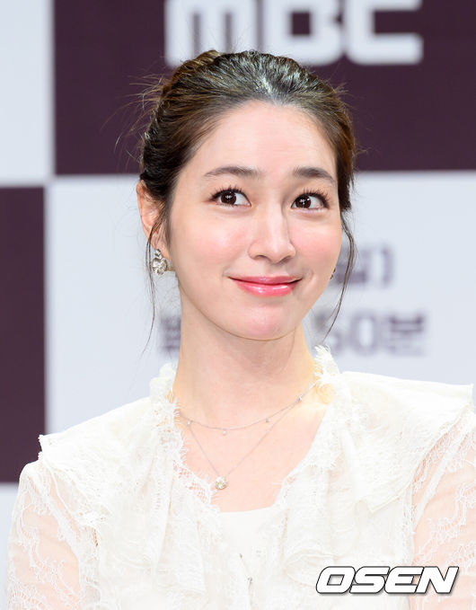 [OSEN=이대선 기자] 11일 오전 서울 마포구 MBC 골든마우스홀에에서 MBC 신규 예능 프로그램 ‘1등들’ 제작발표회가 열렸다.‘1등들’은 대한민국을 뒤흔든 역대 음악 오디션의 최종 우승자들이 모여 진정한 왕좌를 가리는 오디션 끝장전이다.배우 이민정이 취재진의 질문에 미소를 짓고 있다. 2026.02.11 / sunday@osen.co.kr