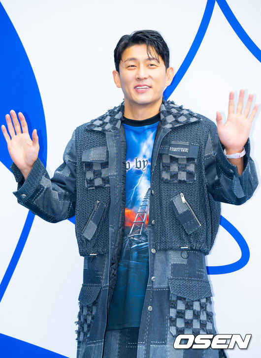 [OSEN=민경훈 기자] 6일 서울 중구 동대문디자인플라자(DDP)에서 '2025 F/W 서울패션위크’가 열렸다. 올해 25주년을 맞은 국내 최대 패션 행사 ‘서울패션위크’가 5일부터 9일까지 닷새간 열린다.배우 고준이 포즈를 취하고 있다. 2025.02.06 / rumi@osen.co.kr