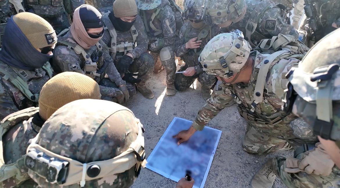 한미 장병이 작전 토의를 하고 있다. 사진 육군