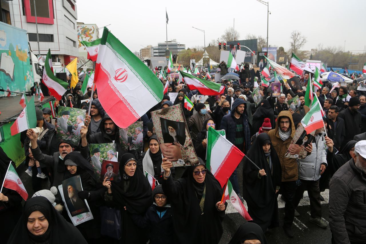  지난 13일(현지시간) 테헤란 엥겔라브 광장 일대에서 팔레스타인 지지와 이스라엘 규탄을 위한 ‘쿠드스 데이’ 대규모 집회가 열려 시민들이 알리 하메네이(왼쪽)와 후계자 모즈타바 하메네이의 사진을 들고 행진하고 있다. 신화통신=연합뉴스