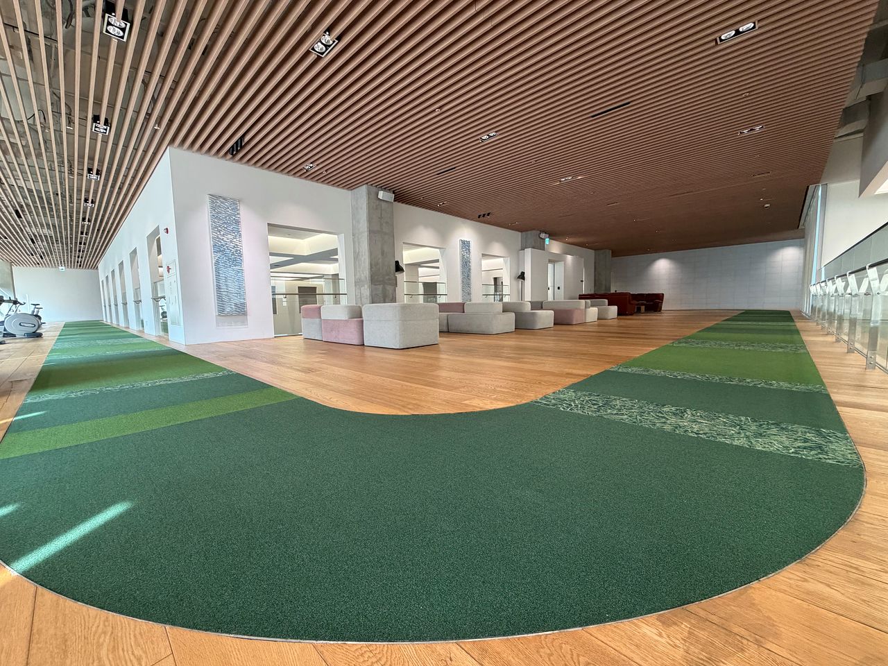 서울 영등포구 GS강서N타워의 피트니스센터 앞에 있는 실내 산책로. GS리테일