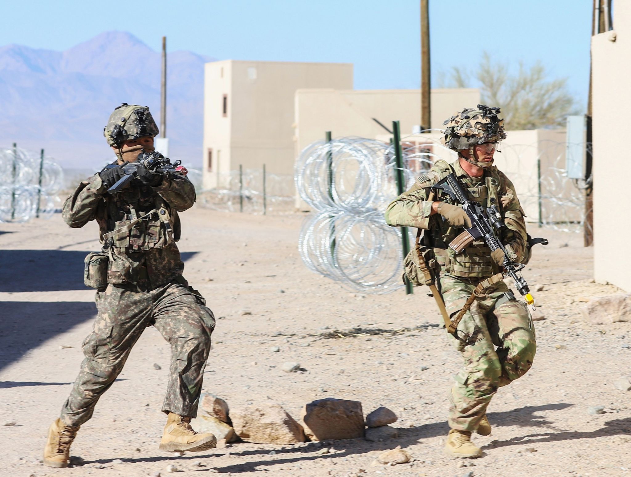 육군은 지난 4일부터 15일까지(현지 시간) 미국 캘리포니아주 모하비 사막 국립훈련센터(NTC)에서 연합 소부대 훈련을 실시했다. '미 NTC 연합 소부대훈련'은 2014년부터 시작되어 올해로 10번째를 맞은 대표적인 한미연합 전지훈련이다. 사진은 훈련 간 한미 장병이 함께 공격작전을 수행하는 모습. 사진 육군