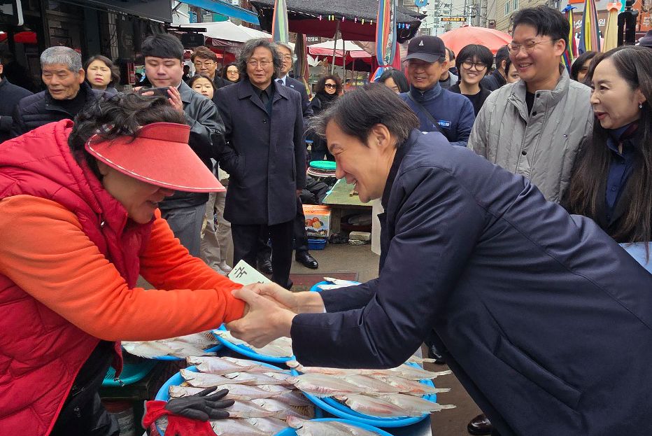 조국혁신당 조국 대표가 지난달 28일 부산 기장군 기장시장을 방문해 상인들과 인사하고 있다. 연합뉴스