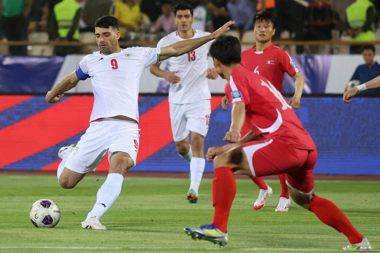 지난해 6월 10일 이란 테헤란에서 열린 2026 북중미월드컵 아시아 2차예선에서 이란(흰색 유니폼)과 북한이 경기하고 있다. AFP=연합뉴스