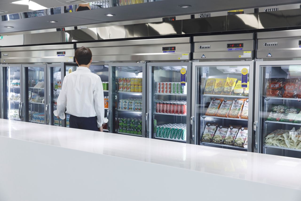 뷰티기업 에이피알이 본사에서 임직원을 위해 무인으로 운영하는 '공짜 편의점'. 사진 에이피알 