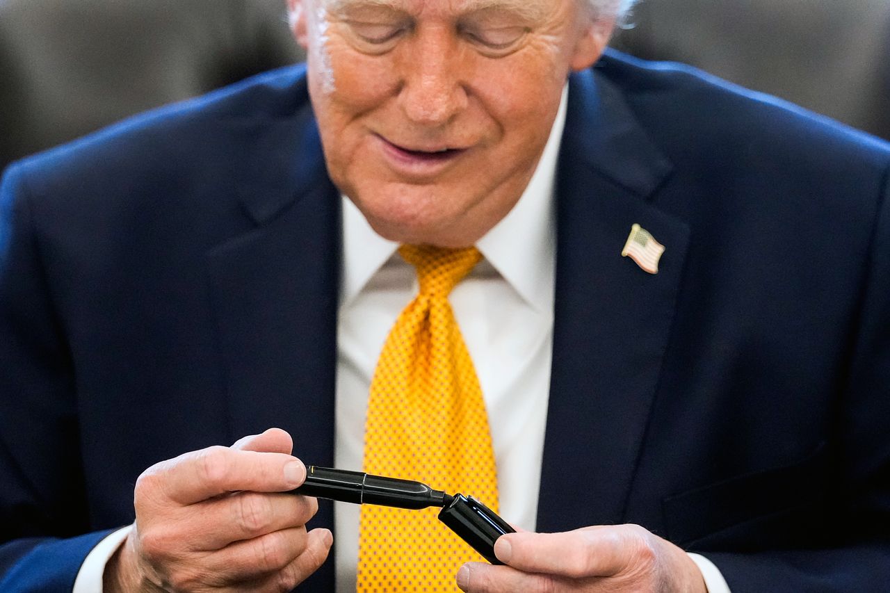 16일 미국 워싱턴 백악관 집무실에서 행정명령에 서명하기 전 마커를 바라보고 있는 도널드 트럼프 미국 대통령. AP=연합뉴스