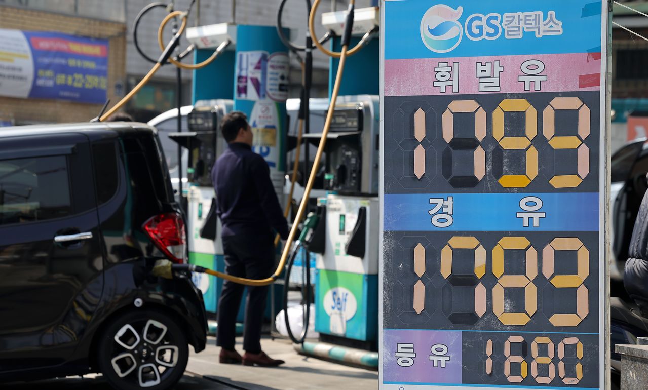 석유 최고가격제 시행 닷새째인 17일 유가정보시스템 오피넷에 따르면 이날 오전 9시 기준 전국 주유소 평균 휘발유 가격은 리터당 1829.6원으로 전날보다 3.1원 내렸다. 사진은 이날 서울 시내 한 주유소에 표시된 유가 정보. [뉴시스]