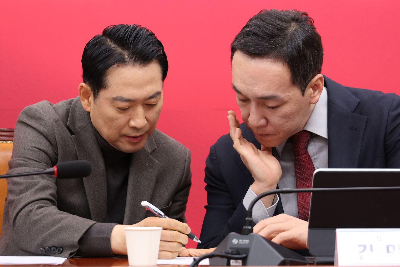 장동혁 국민의힘 대표와 김민수 최고위원이 지난 1월 8일 서울 여의도 국회에서 열린 최고위원회의에서 대화하고 있다. 뉴스1