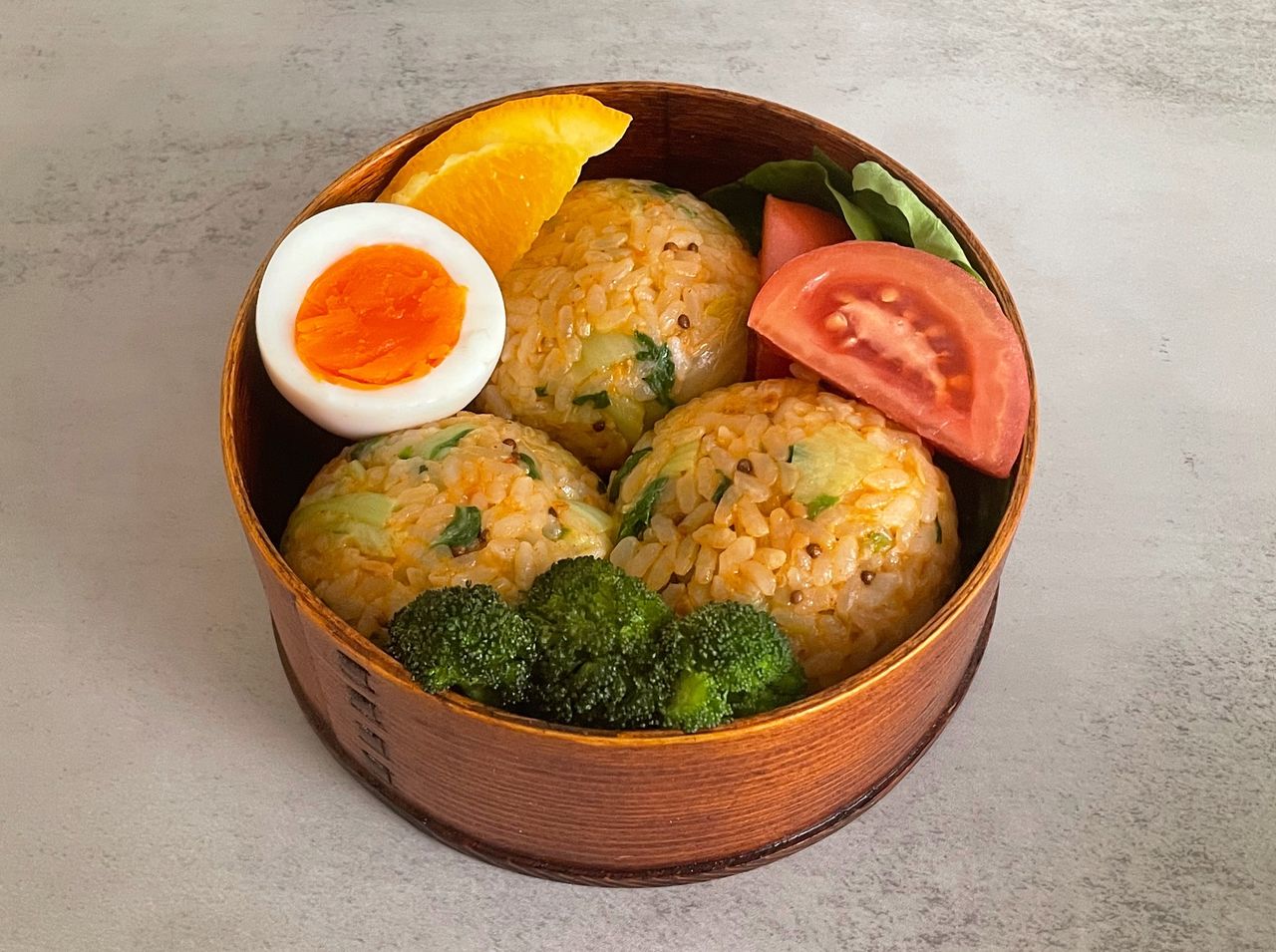 봄이 제철인 봄동은 생으로 먹어도 좋지만 살짝 데치면 달큰한 맛이 살아난다. 사진 김희경