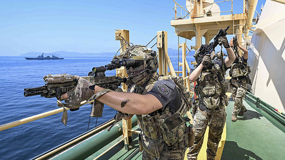 청해부대 46진 해적대응 민ㆍ관ㆍ군 합동훈련   (서울=연합뉴스) 1일 경남 거제시 인근 해역에서 열린 '청해부대 46진 해적대응 민ㆍ관ㆍ군 합동훈련'에서 해군 특수전대원(UDT/SEAL)으로 구성된 검문검색대 대원들이 피랍 상선으로 가정한 선박 내부를 수색하며 해적진압작전을 하고 있다. 연합뉴스