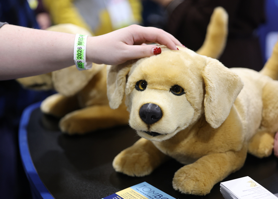 지난 1월 4일(현지시간) 미국 네바다주 만달레이베이 컨벤션센터에서 열린 'CES 2026 언베일드'에 반려견 로봇이 전시돼 있다. 연합뉴스