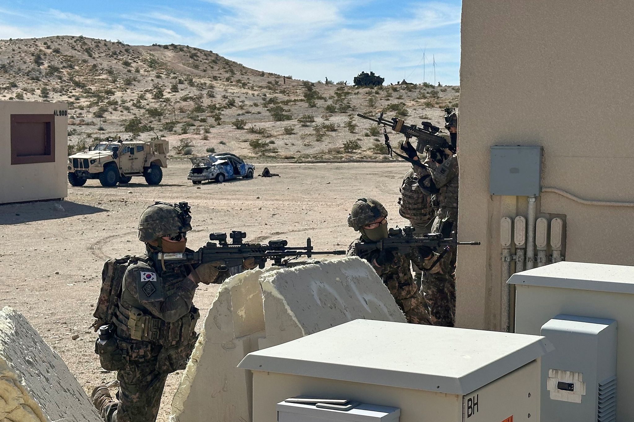 육군5기갑여단 장병들이 도시지역작전을 수행하고 있다. 사진 육군 