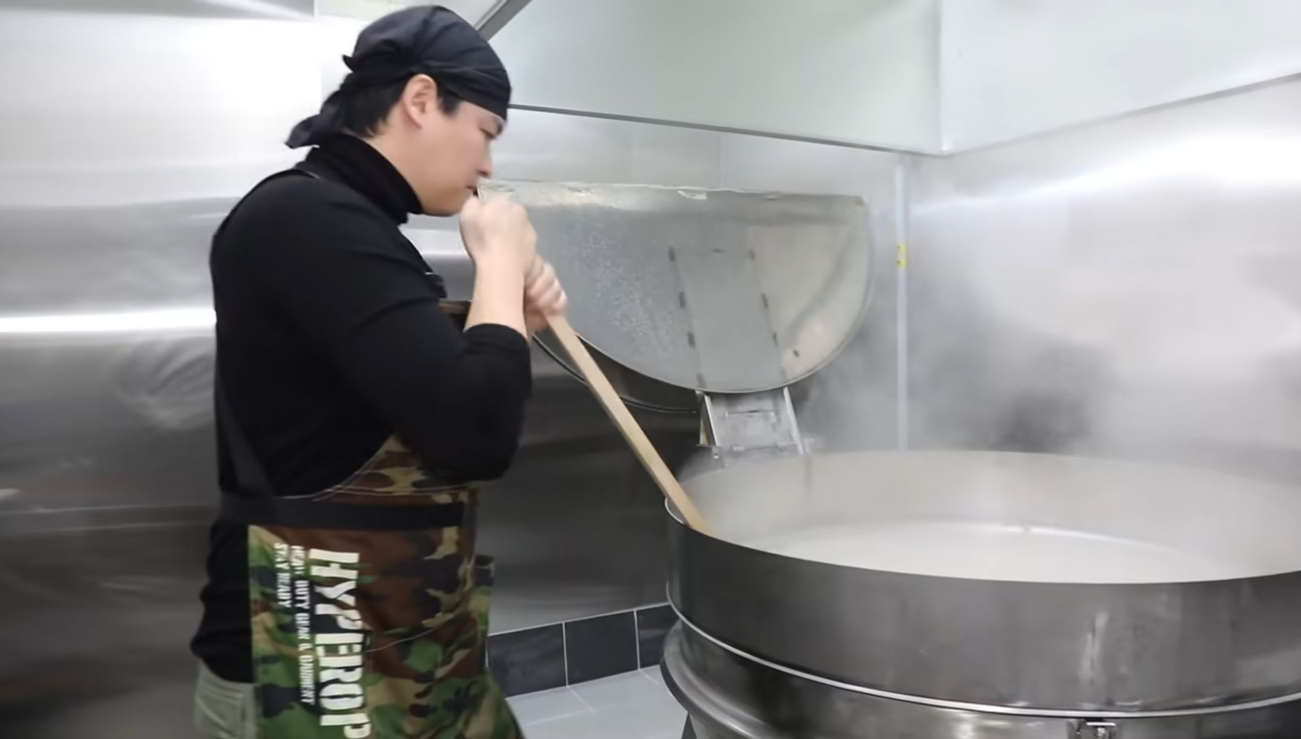 이장우는 2023년 12월 ‘쯔양’ 먹방 유튜브에 출연해 “제가 16시간을 끓였습니다. 진짜 맛있는 순댓국이에요”라고 말했다. 사진 쯔양 유튜브 캡처