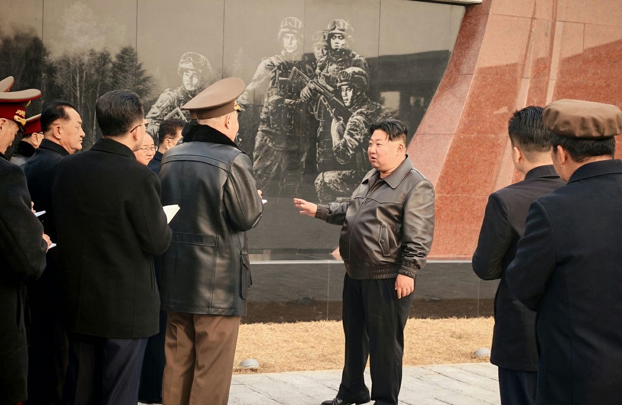 노동신문은 17일 김정은 국무위원장이 전날 "마감 단계에 들어선 해외군사작전 전투위훈기념관 건설 현장을 찾아 내부 전시 구역과 조각상 설치 상태를 점검했다"라고 보도했다. 노동신문, 뉴스1