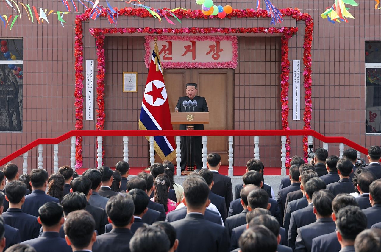 김정은 북한 국무위원장이 자난 15일 순천지구청년탄광연합기업소 천성청년탄광에 마련된 선거장에 방문해 연설하는 모습. 노동신문, 뉴스1