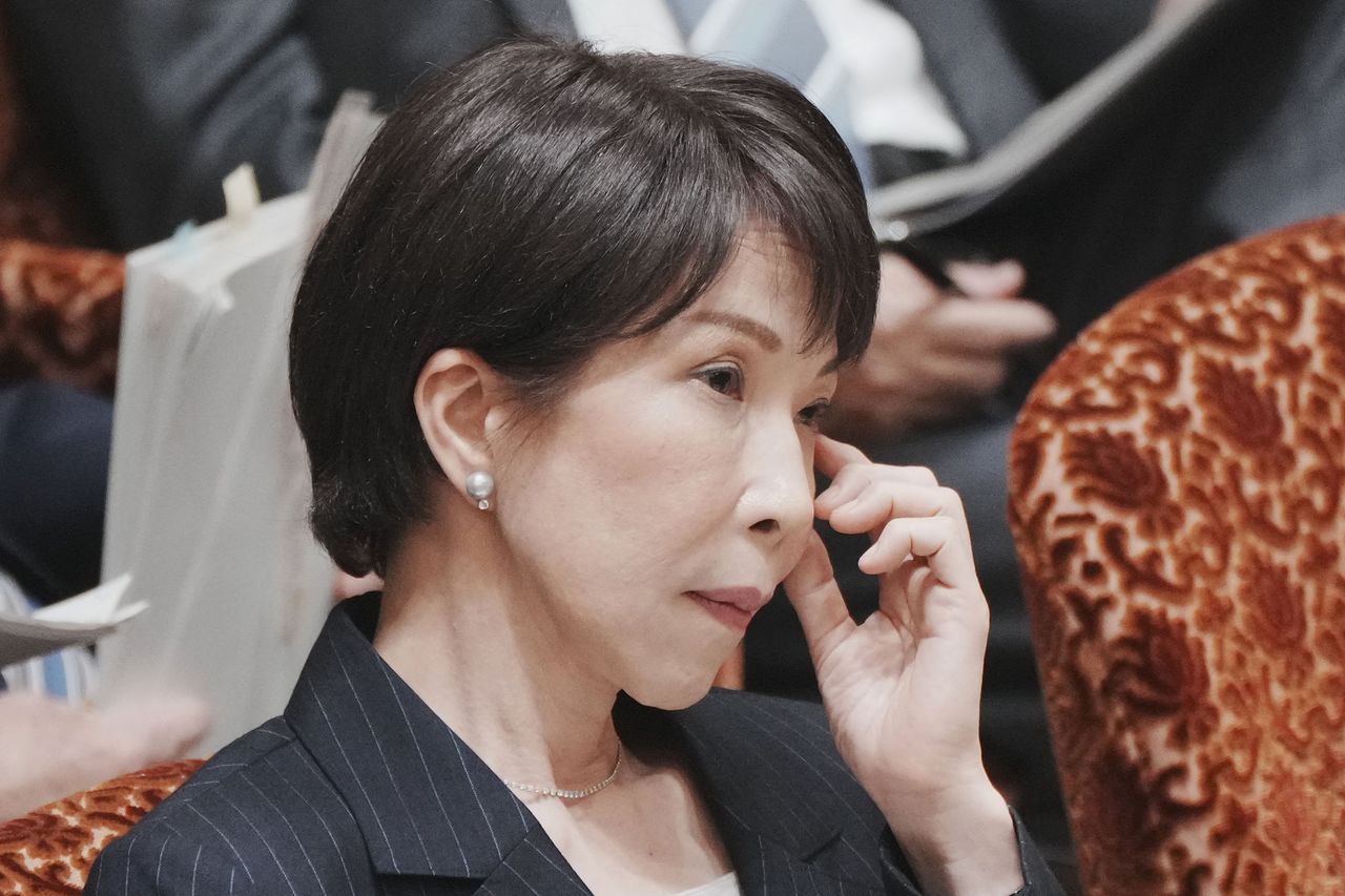 다카이치 사나에 일본 총리가 지난 16일 국회에 참석해 의원들의 질의를 듣고 있다. AFP=연합뉴스