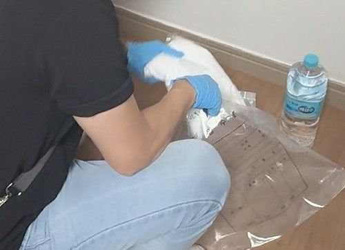 경찰이 당시 엑스터시 원료 등을 압수하는 장면. 사진 경남경찰청 